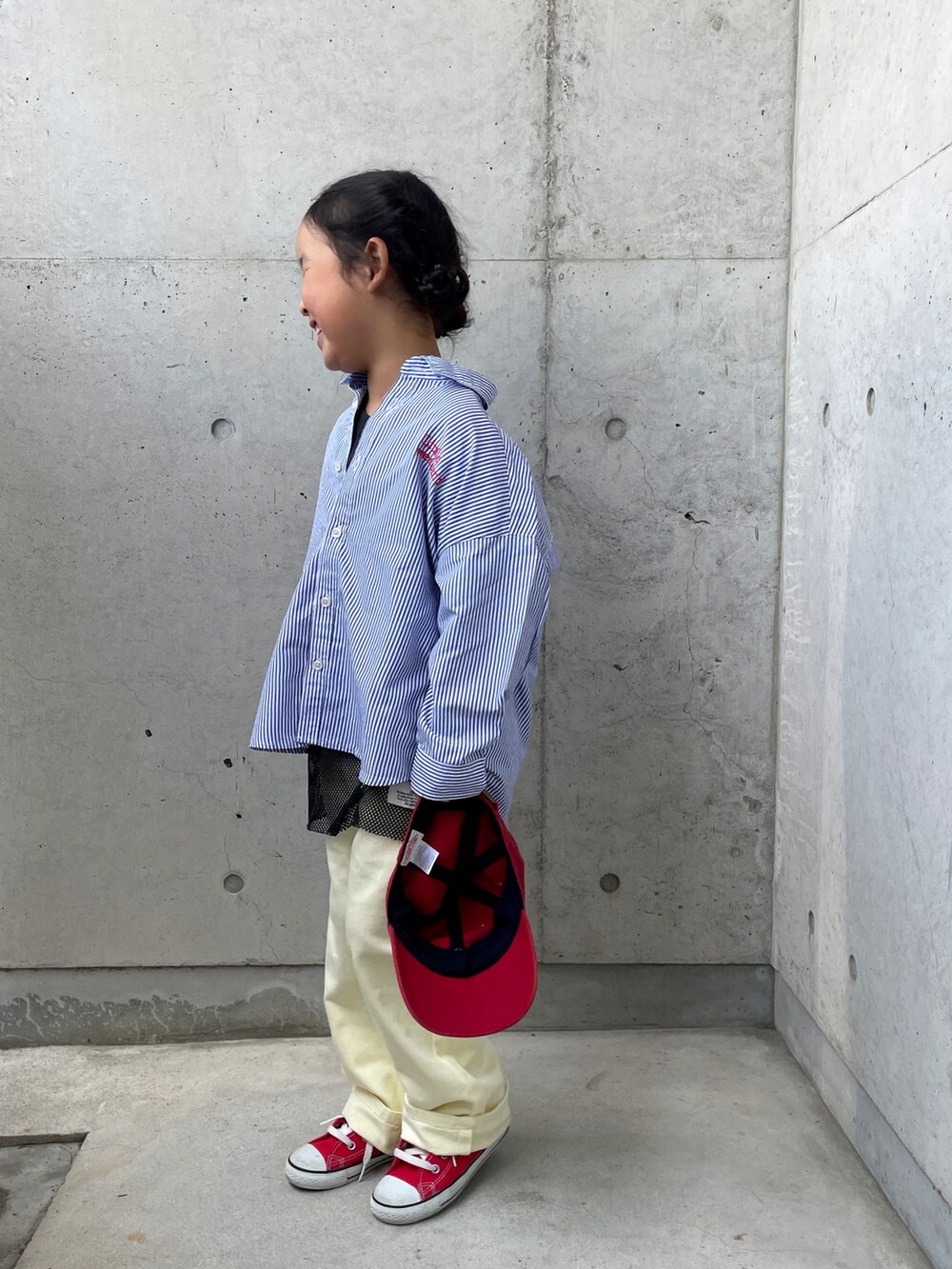 イエロー系のその他パンツ、レッド系のスニーカー、ブラック系のTシャツ/カットソーを着用したキッズの春コーディネートの4枚目の写真