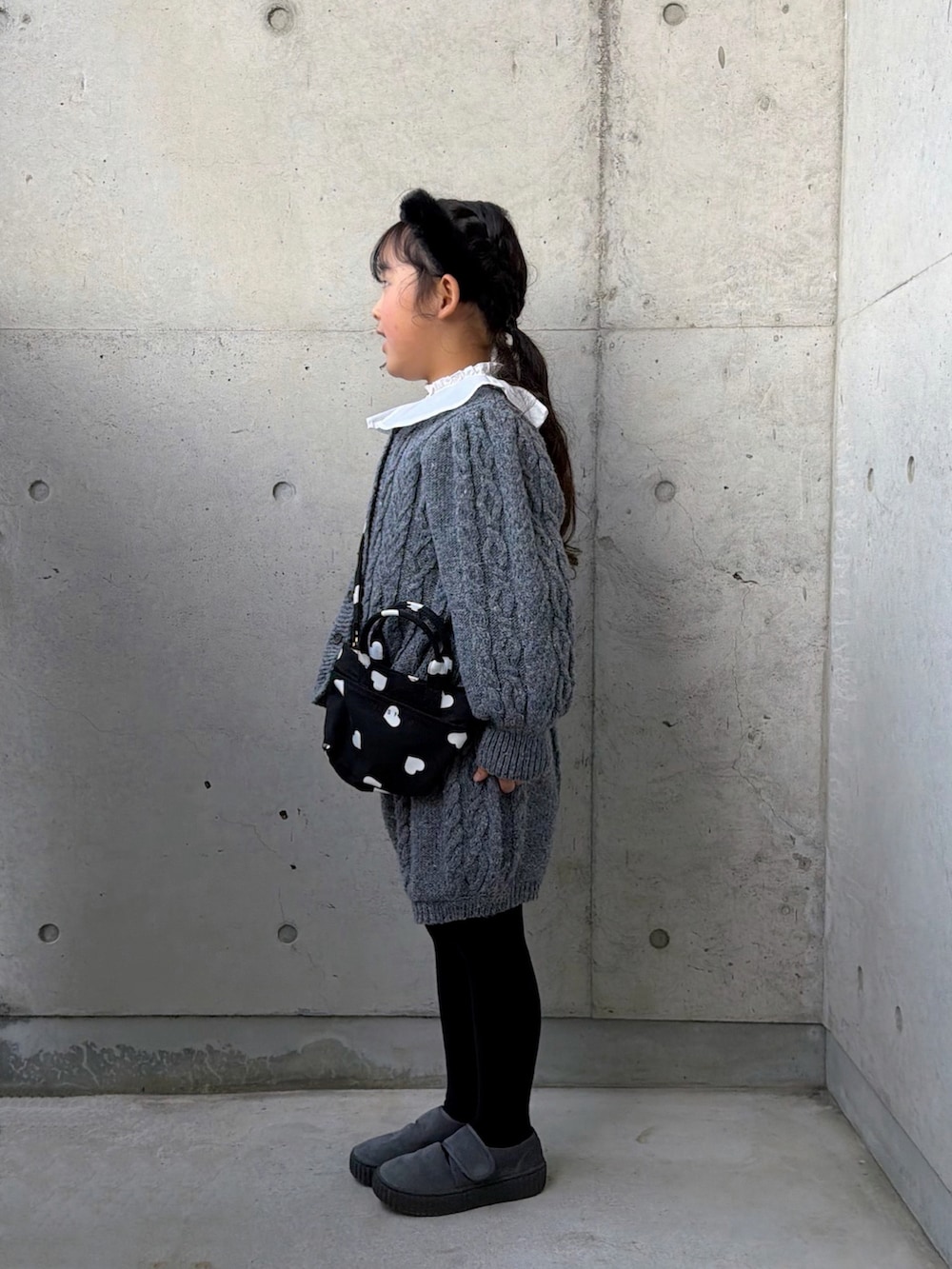 グレー系のニット/セーター、グレー系のその他パンツ、グレー系のその他シューズを着用したキッズの冬コーディネートの2枚目の写真