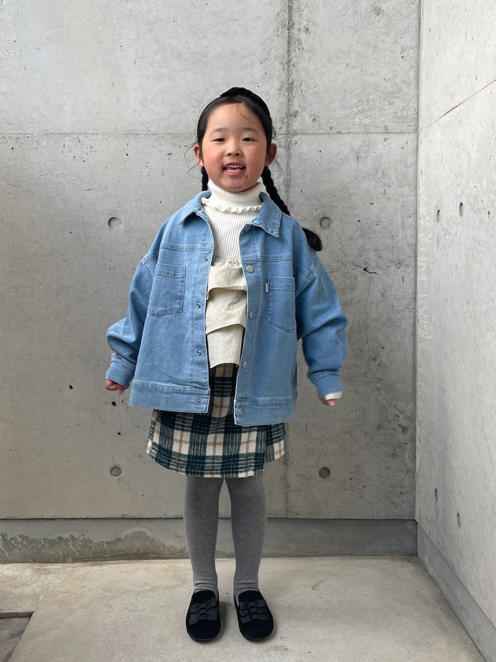 ブラック系のその他シューズ、ホワイト系のニット/セーター、ホワイト系のTシャツ/カットソーを着用したキッズの冬コーディネートの2枚目の写真