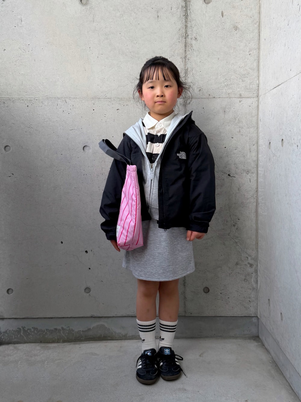 ブラック系のスニーカー、ブラック系のマウンテンパーカー、グレー系のパーカーを着用したキッズの冬コーディネートの2枚目の写真