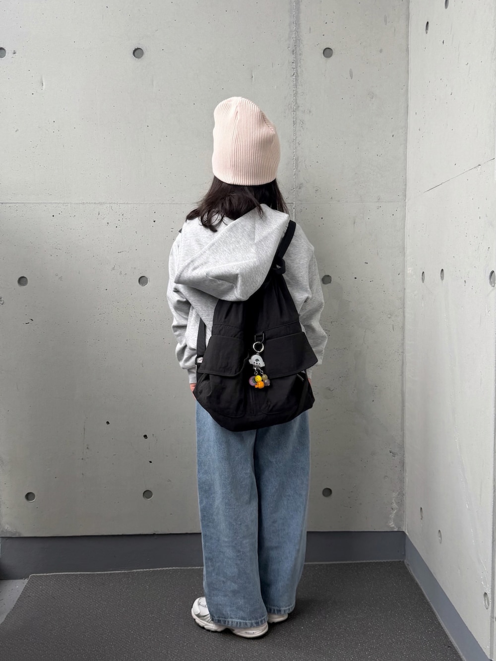 ホワイト系のスニーカー、ブルー系のデニムパンツ、ピンク系のTシャツ/カットソーを着用したキッズの秋コーディネートの3枚目の写真
