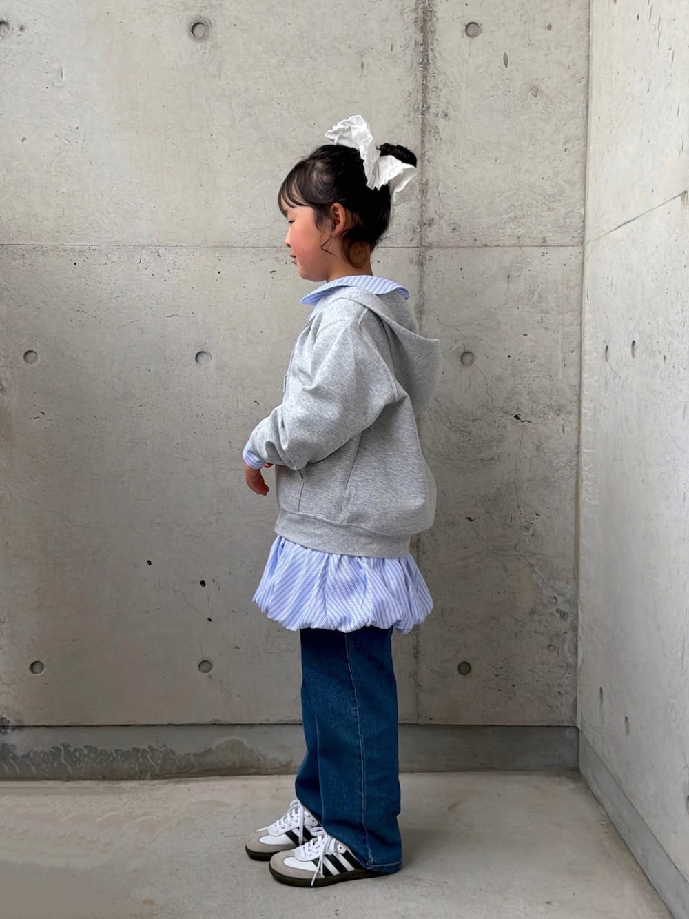 ブルー系のシャツ/ブラウス、ブルー系のデニムパンツ、ホワイト系のスニーカーを着用したキッズの春コーディネートの2枚目の写真