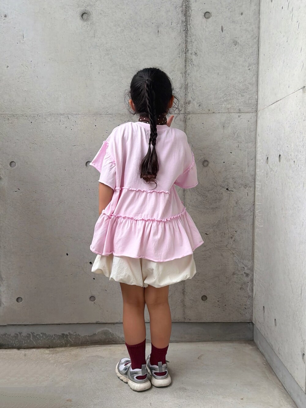 ピンク系のTシャツ/カットソー、ホワイト系のその他パンツ、シルバー系のスニーカーを着用したキッズの夏コーディネートの4枚目の写真