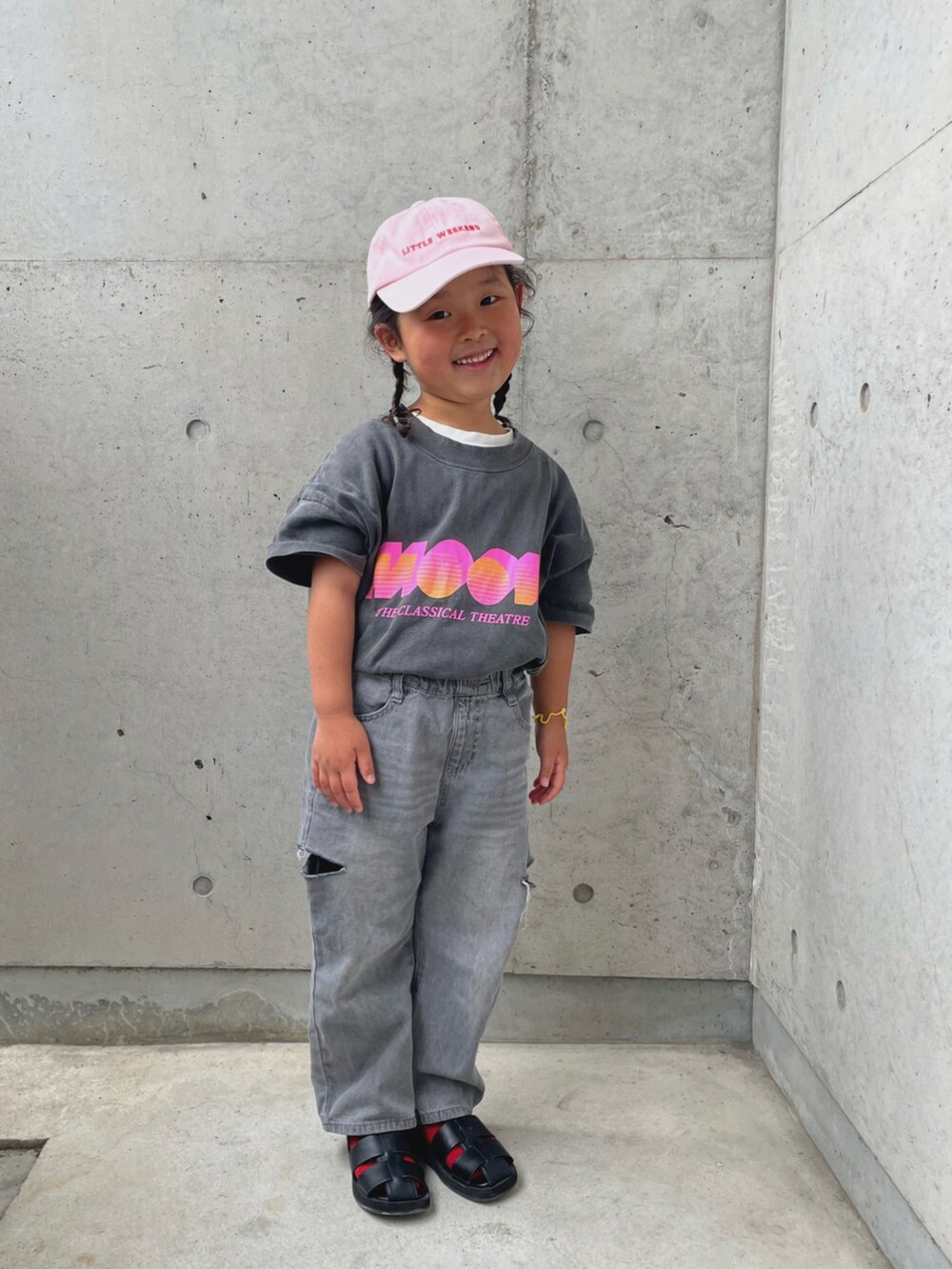 グレー系のTシャツ/カットソー、グレー系のデニムパンツ、ブラック系のサンダルを着用したキッズの春コーディネートの5枚目の写真