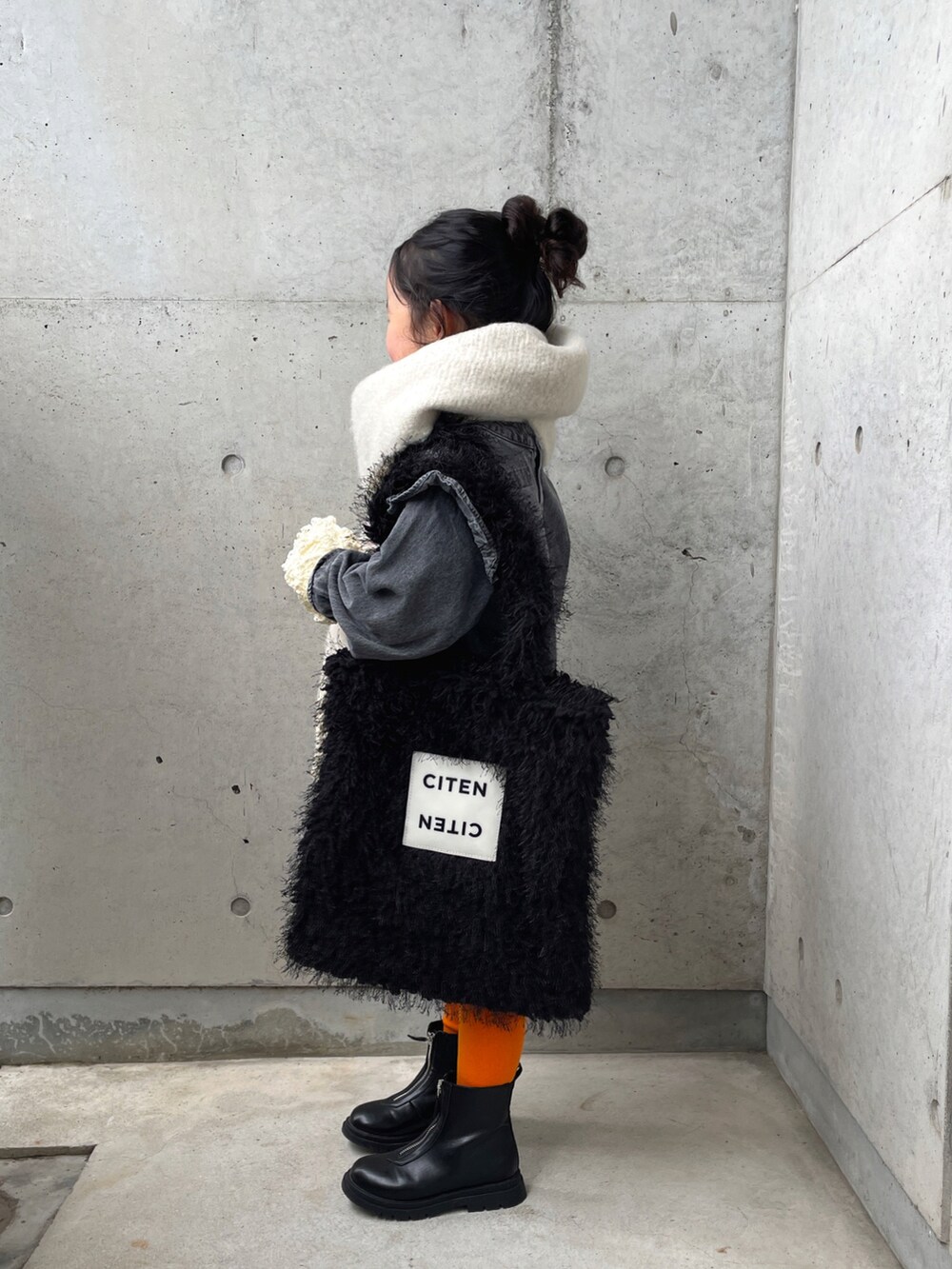 ホワイト系のTシャツ/カットソー、ブラック系のトートバッグ、グレー系のワンピースを着用したキッズの冬コーディネートの5枚目の写真