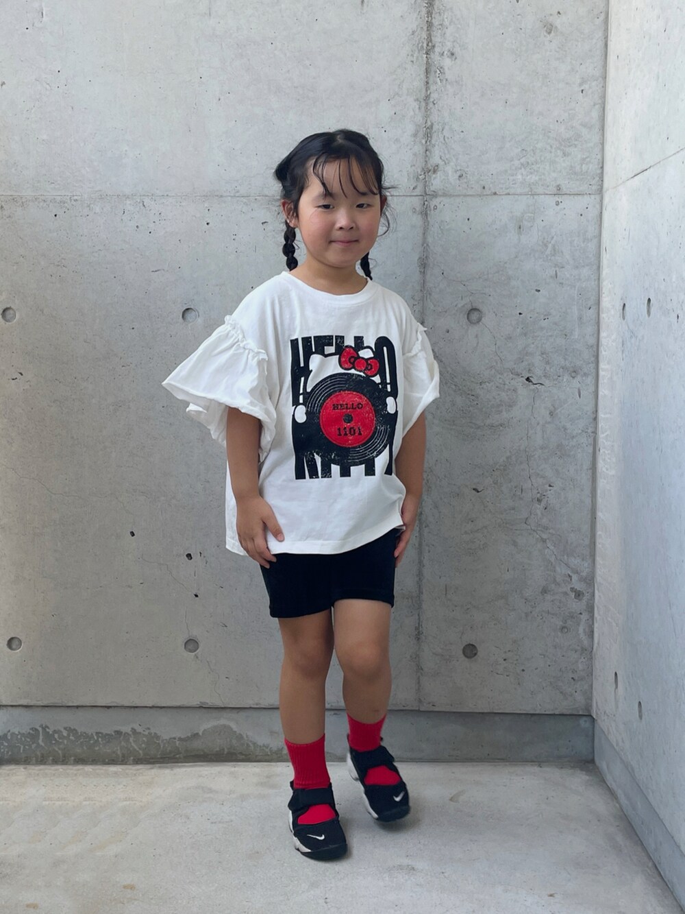 ホワイト系のTシャツ/カットソー、ブラック系のその他パンツ、ブラック系のサンダルを着用したキッズの夏コーディネートの5枚目の写真