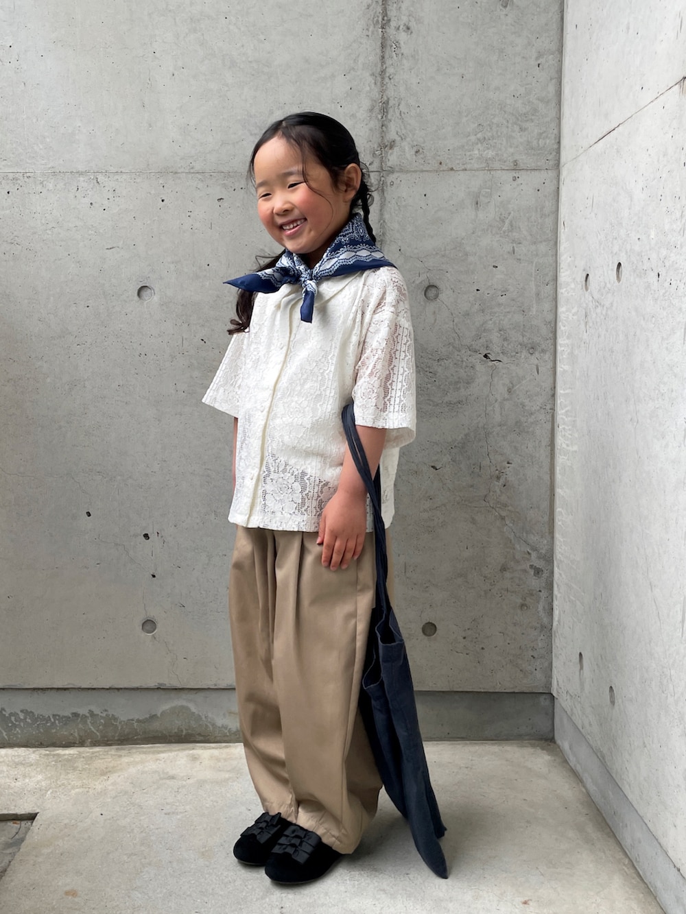 「green label relaxingのTJ GLR リボン オペラシューズ / キッズ 17cm-21cm(その他シューズ、ブラック系)」を使った、ioooさん(キッズ・110cm)の春コーディネートの3枚目の写真