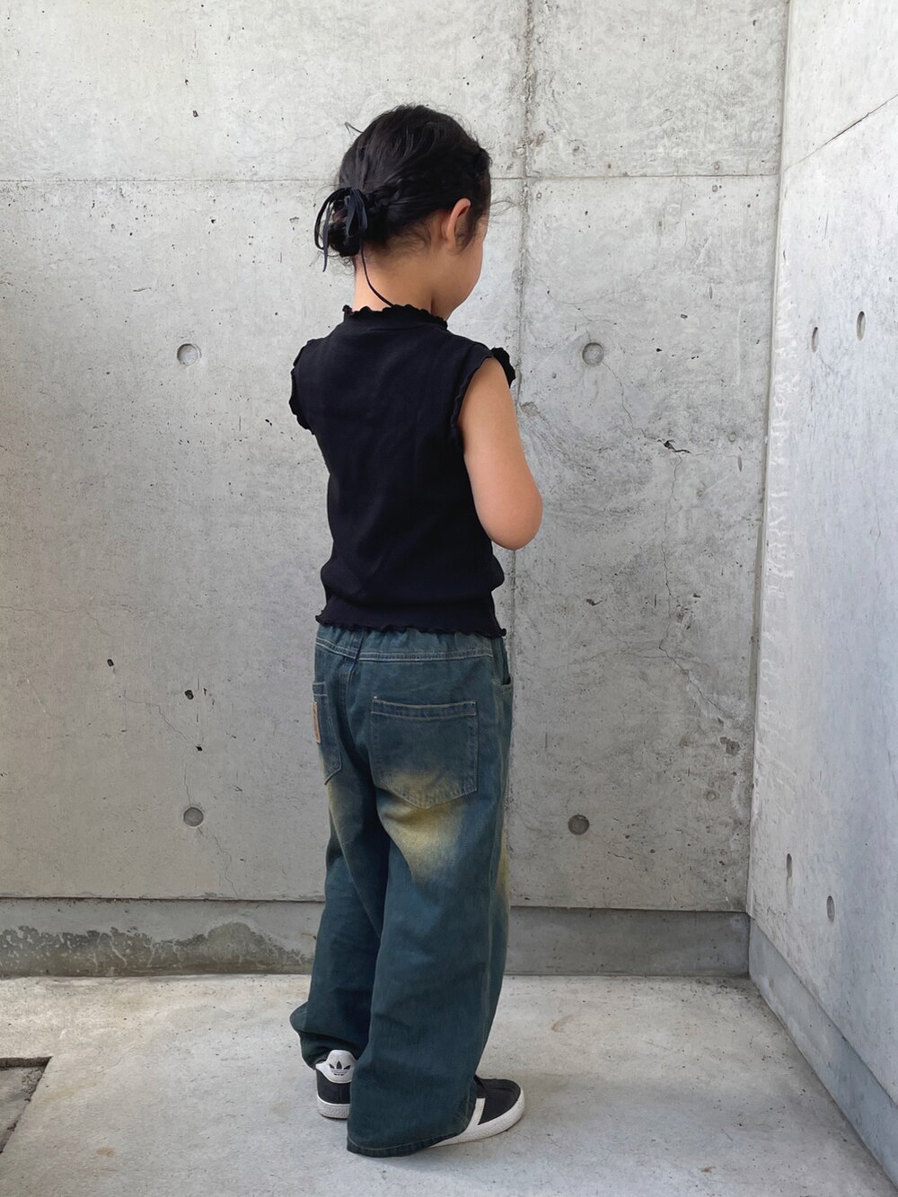 ブルー系のパンツ、ブラック系のトップス、ブラック系のスニーカーを着用したキッズの夏コーディネートの3枚目の写真