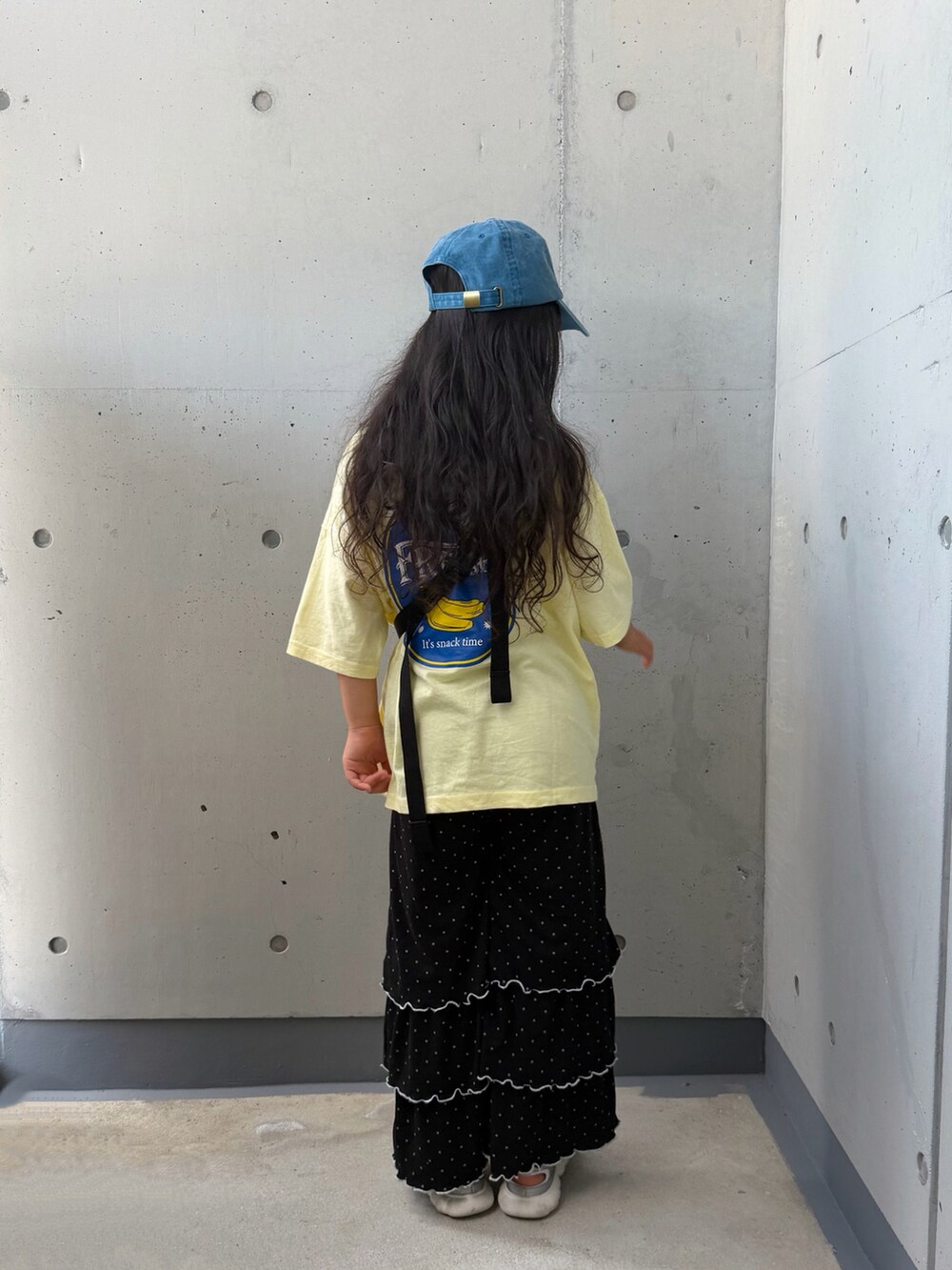ブラック系のボディバッグ/ウエストポーチ、ブラック系のその他パンツ、シルバー系のスニーカーを着用したキッズの夏コーディネートの3枚目の写真