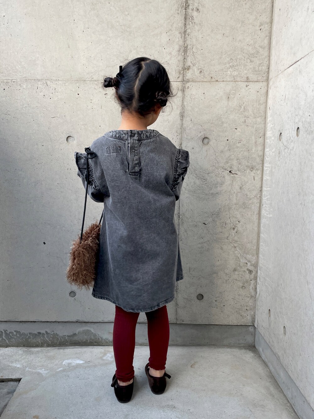 ブラウン系のショルダーバッグ、ブラウン系のバレエシューズ、ベージュ系のダッフルコートを着用したキッズの秋コーディネートの5枚目の写真