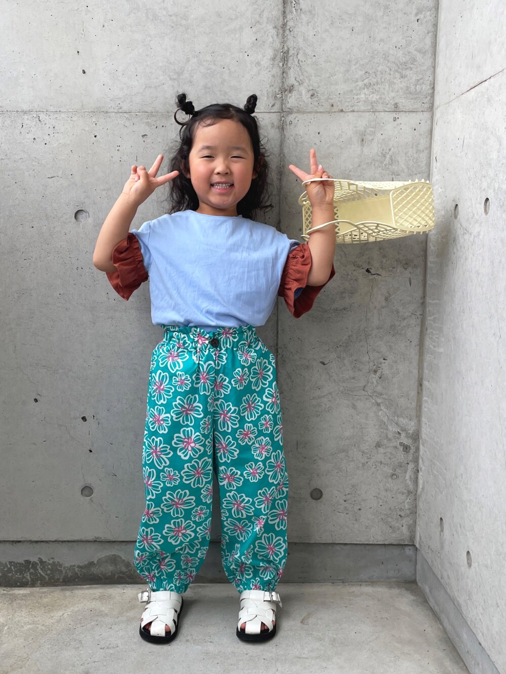 グリーン系のその他パンツ、ホワイト系のサンダル、ブルー系のTシャツ/カットソーを着用したキッズの夏コーディネートの5枚目の写真