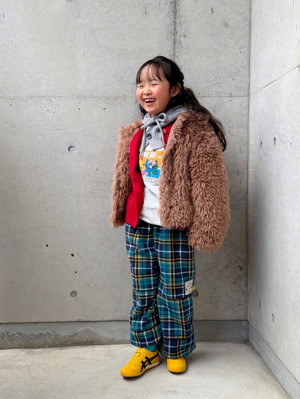 ブラウン系のブルゾン、イエロー系のスニーカー、グレー系のスウェットを着用したキッズの冬コーディネートの3枚目の写真