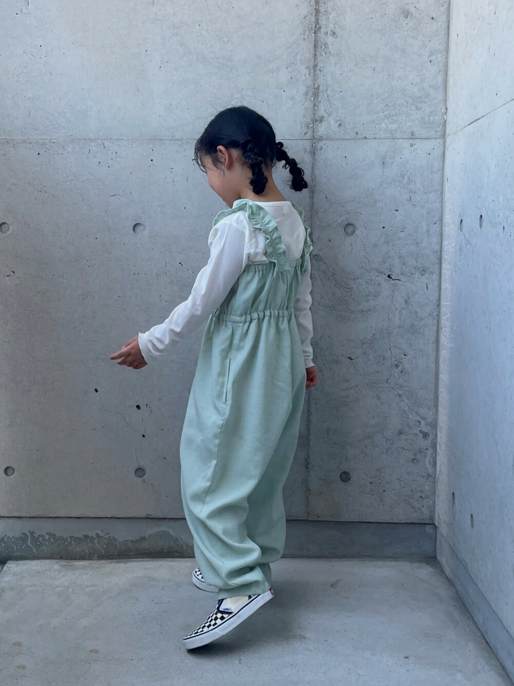 グリーン系のつなぎ/オールインワン、ブラック系のスリッポン、ブラック系のワンピース/ドレスを着用したキッズの秋コーディネートの4枚目の写真