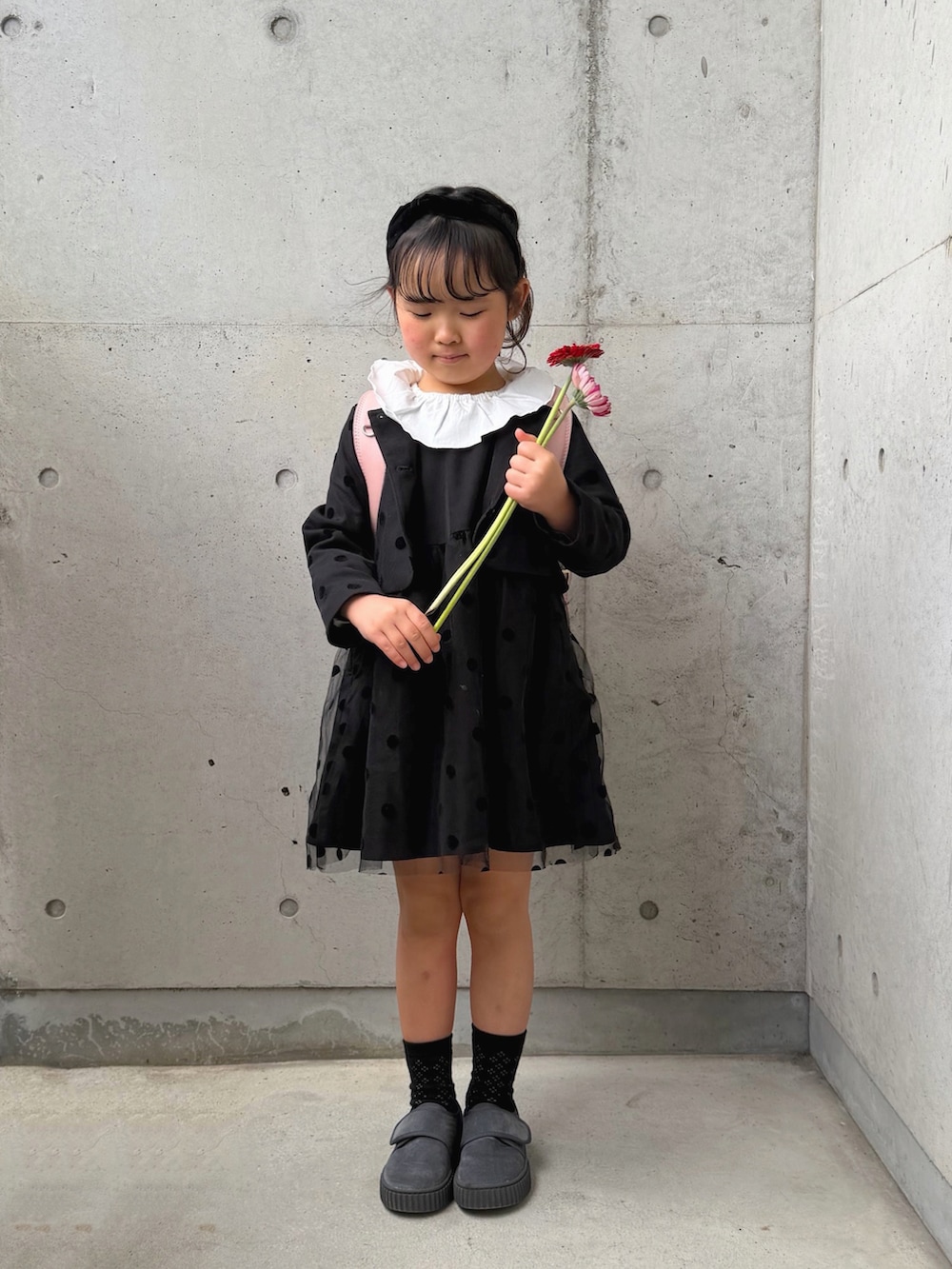 ホワイト系のシャツ/ブラウス、グレー系のその他シューズ、ブラック系のカチューシャを着用したキッズの冬コーディネートの3枚目の写真