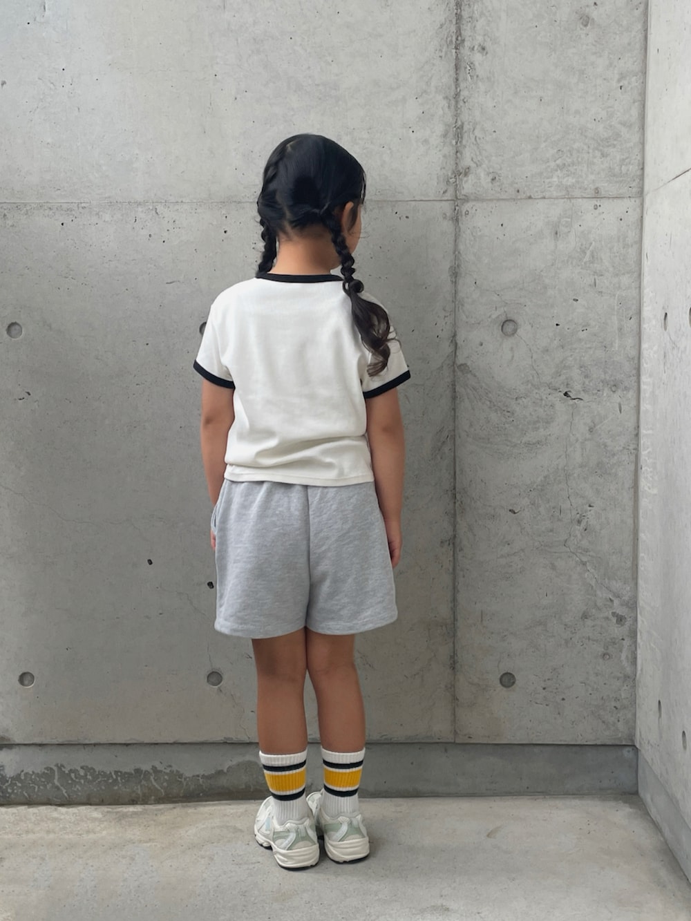 グレー系のその他パンツ、ホワイト系のトップス、ホワイト系のスニーカーを着用したキッズの夏コーディネートの5枚目の写真