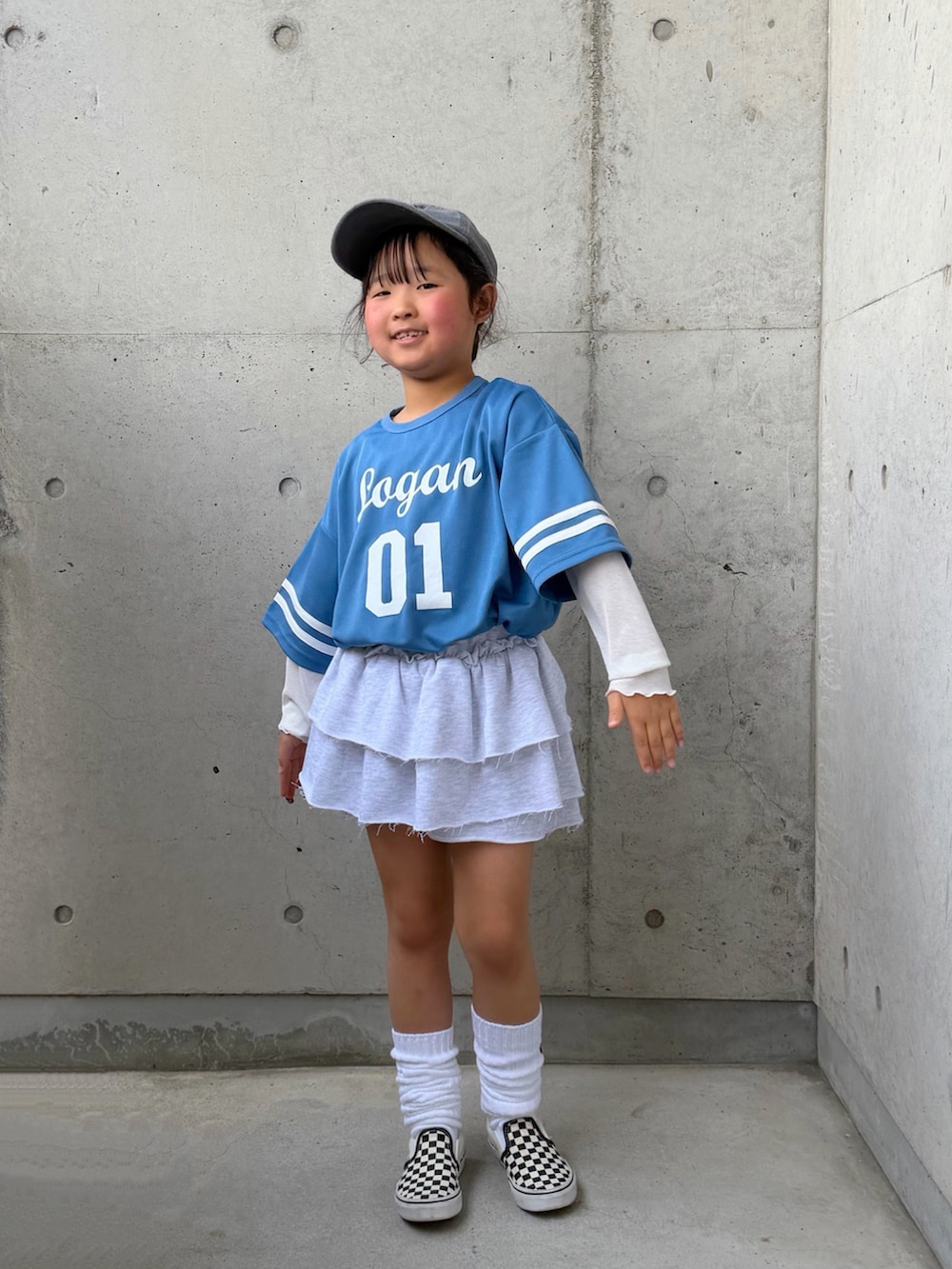 ホワイト系のTシャツ/カットソー、ブルー系のTシャツ/カットソー、グレー系のスカートを着用したキッズの春コーディネートの5枚目の写真