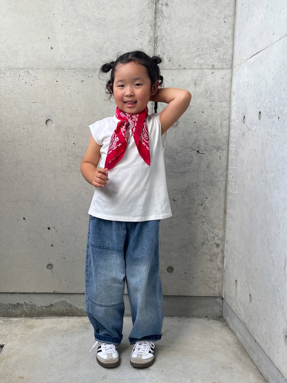 ブラック系のワンピース、ブルー系のデニムパンツ、ホワイト系のスニーカーを着用したキッズの夏コーディネートの3枚目の写真