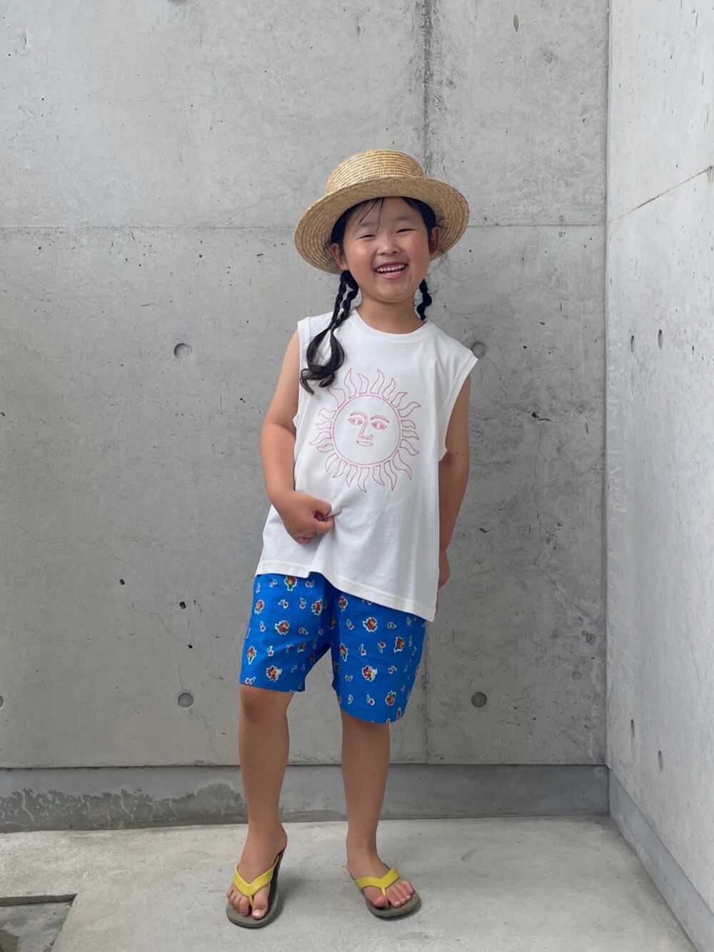 ブラウン系のサンダル、ホワイト系のトップス、ブルー系のその他パンツを着用したキッズの夏コーディネートの5枚目の写真