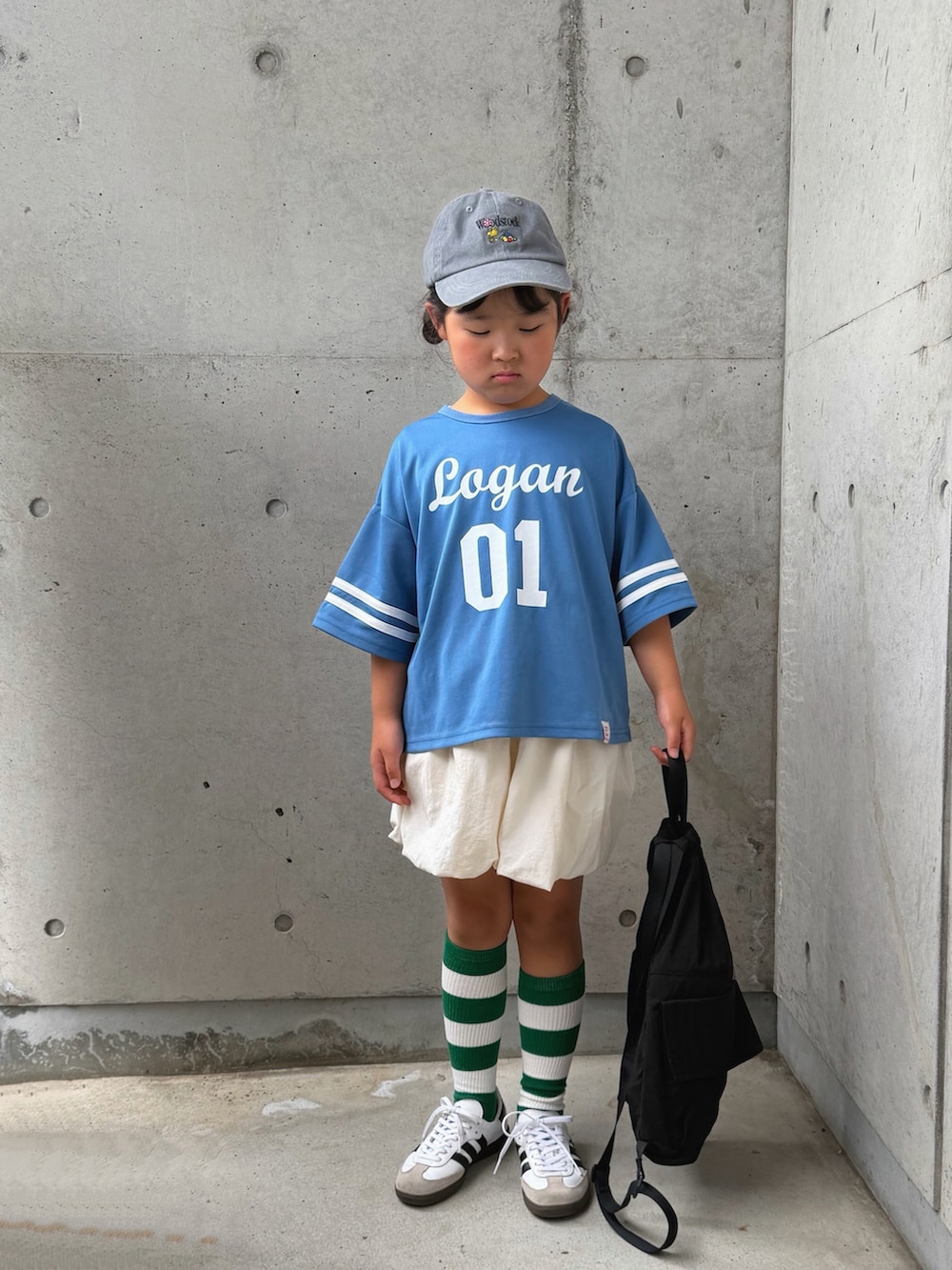 ブルー系のTシャツ/カットソー、ホワイト系のその他パンツ、ブラック系のバックパック/リュックを着用したキッズの夏コーディネートの5枚目の写真