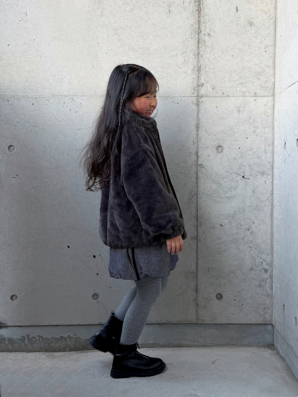 ブラック系のTシャツ/カットソー、グレー系のブルゾン、ブラック系のその他パンツを着用したキッズの冬コーディネートの2枚目の写真