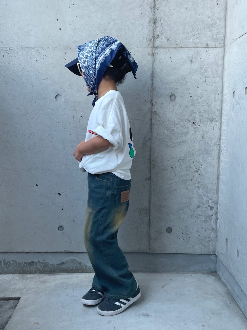 ブルー系のパンツ、ホワイト系のTシャツ/カットソー、ブラック系のスニーカーを着用したキッズの夏コーディネートの3枚目の写真