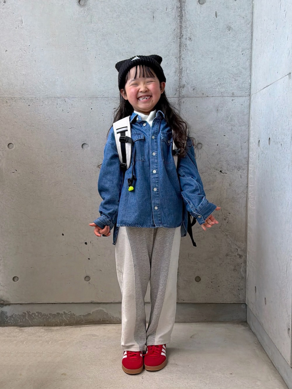 グレー系のスウェットパンツ、レッド系のスニーカー、ブルー系のシャツ/ブラウスを着用したキッズの冬コーディネートの4枚目の写真