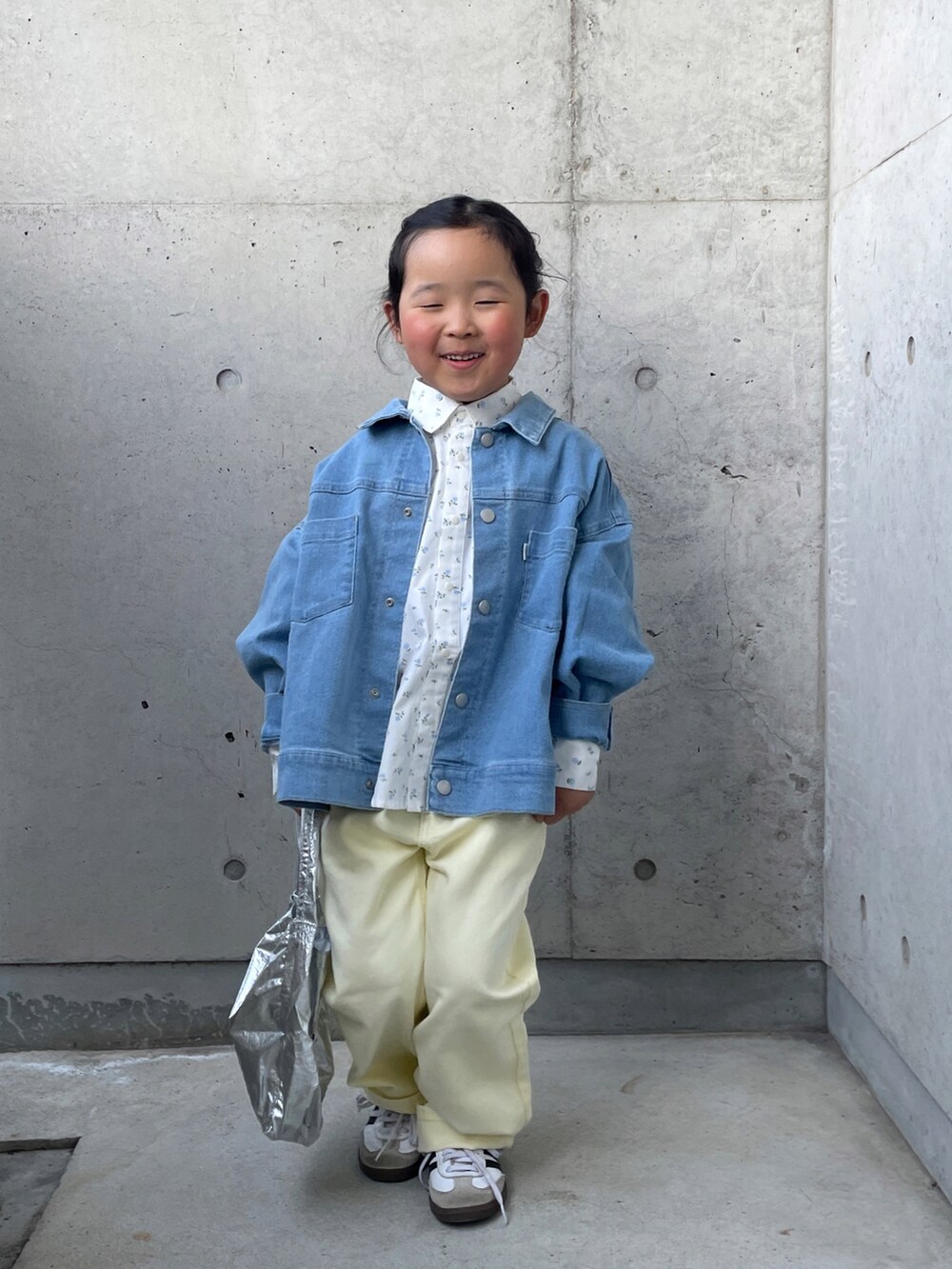 ホワイト系のシャツ/ブラウス、イエロー系のその他パンツ、ブルー系のデニムジャケットを着用したキッズの春コーディネートの4枚目の写真
