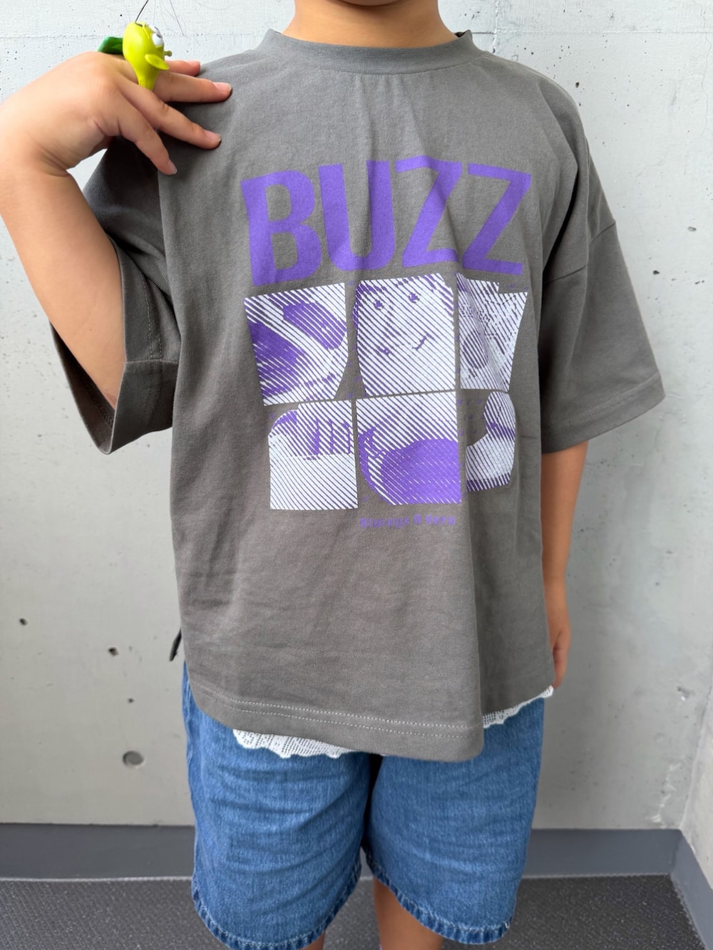 ブラック系のTシャツ/カットソー、ブラック系のサンダル、ブルー系のパンツを着用したキッズの夏コーディネートの5枚目の写真