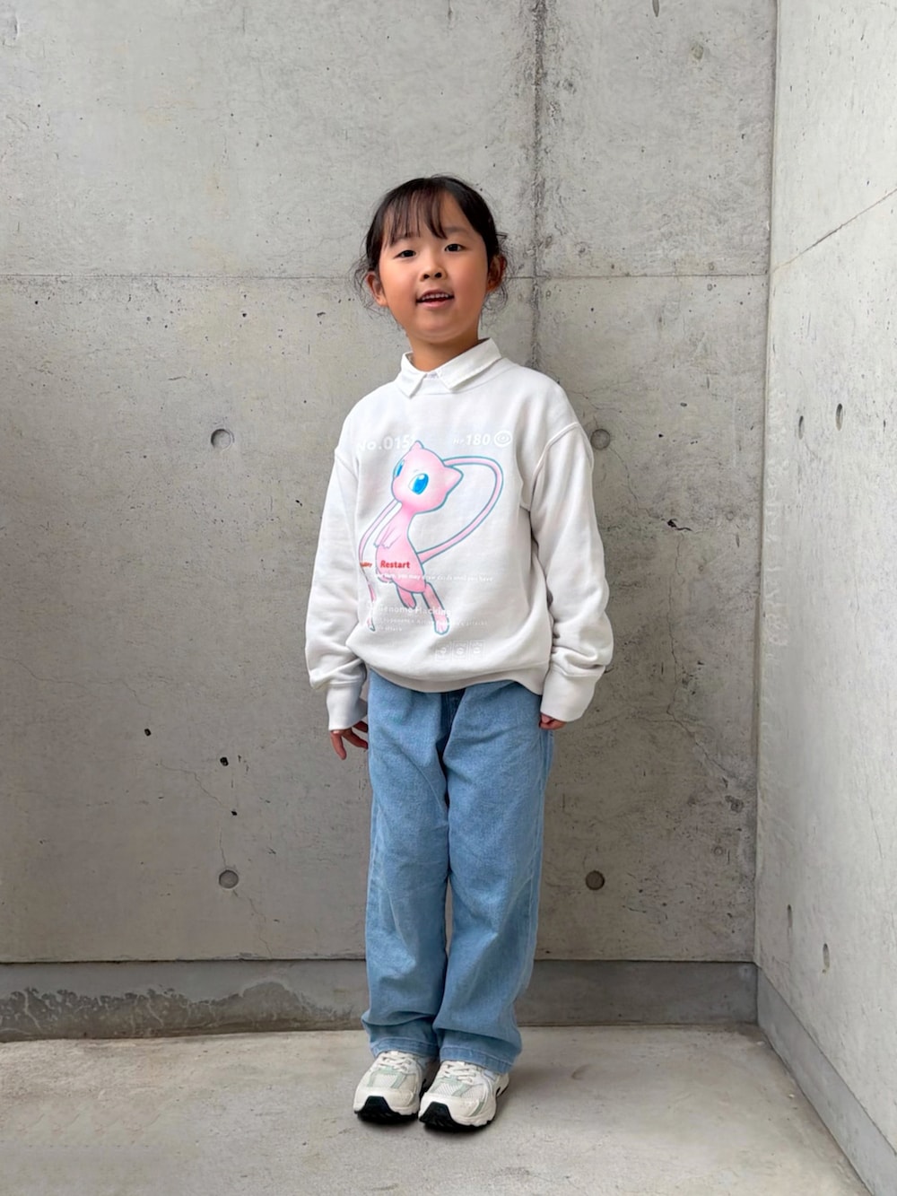 ホワイト系のトップス、ホワイト系のバックパック/リュック、ホワイト系のスニーカーを着用したキッズの秋コーディネートの4枚目の写真