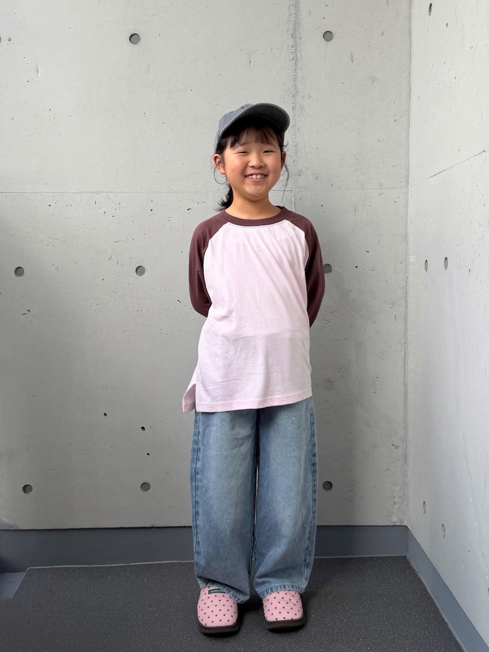 ブルー系のデニムパンツ、ピンク系のTシャツ/カットソー、ピンク系のシューズを着用したキッズの秋コーディネートの3枚目の写真