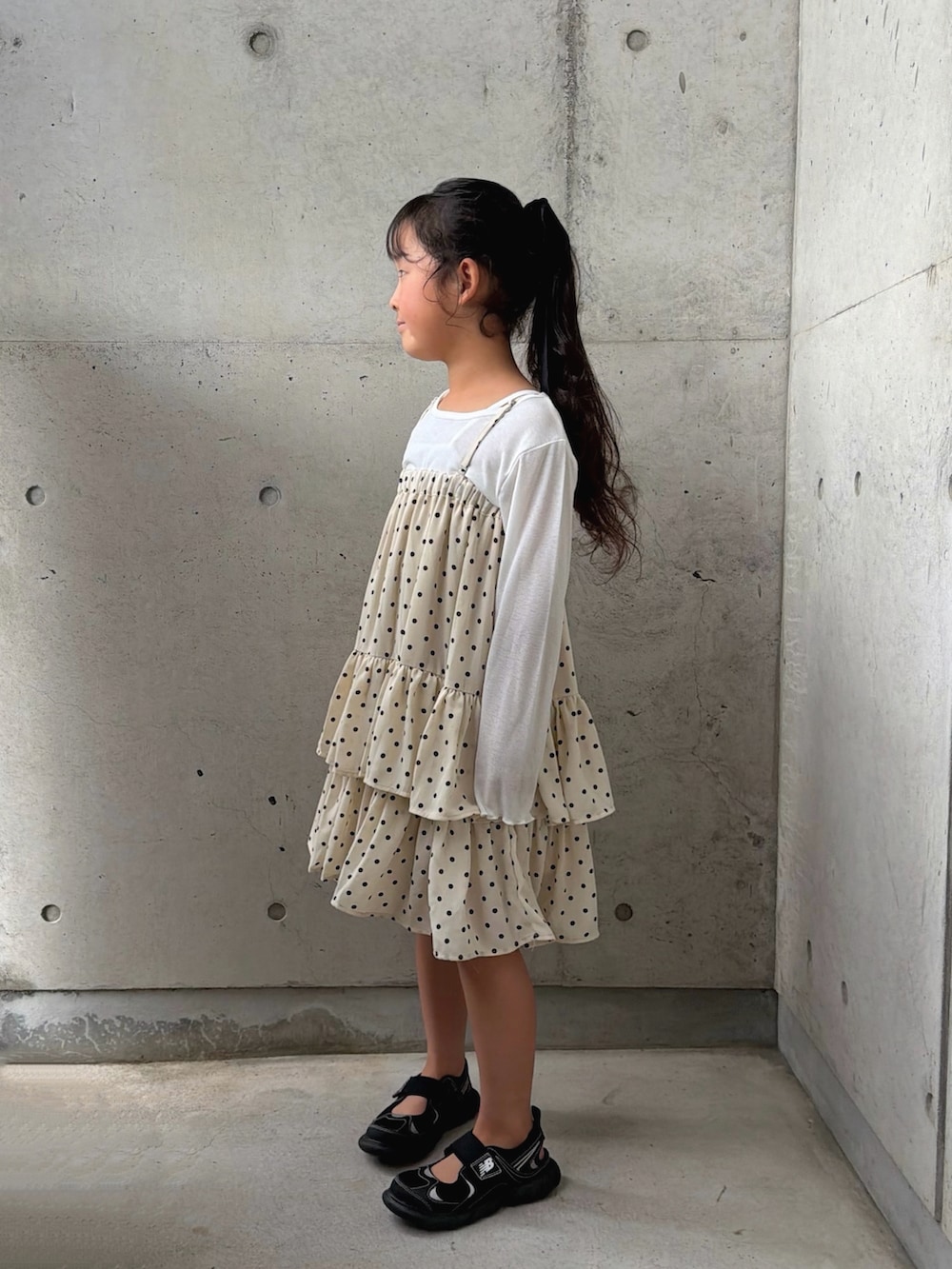 ホワイト系のTシャツ/カットソー、ホワイト系のスカート、ブラック系のサンダルを着用したキッズの夏コーディネートの2枚目の写真