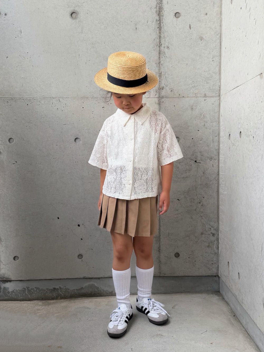 ホワイト系のスニーカー、ホワイト系のシャツ/ブラウス、ベージュ系のスカートを着用したキッズの夏コーディネートの5枚目の写真