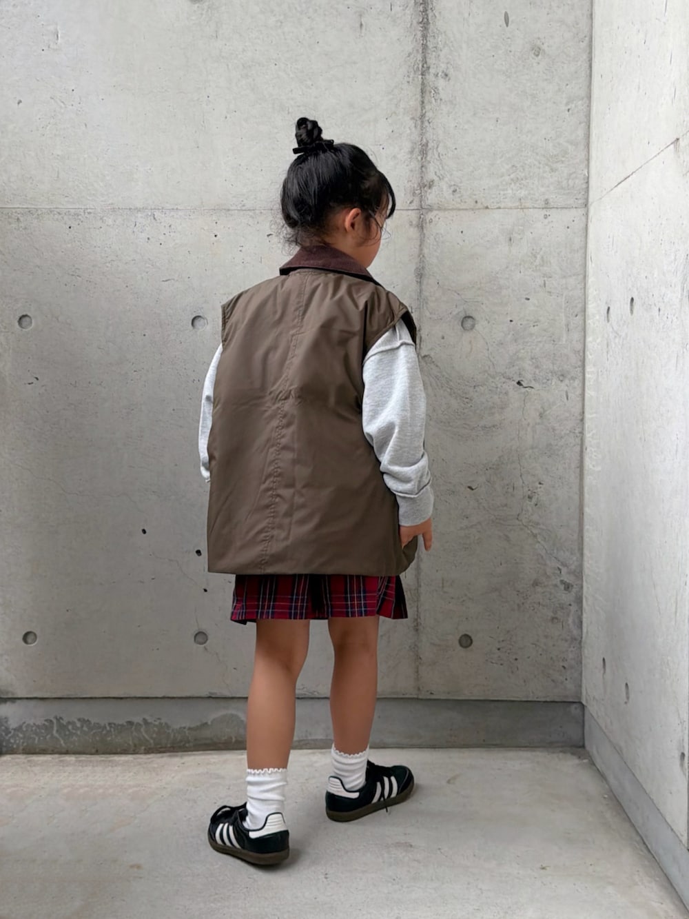 グレー系のTシャツ/カットソー、グリーン系のブルゾン、ブラック系のスニーカーを着用したキッズの秋コーディネートの3枚目の写真