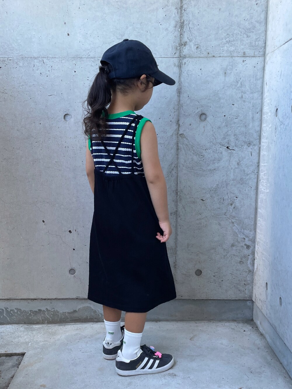 ホワイト系のTシャツ/カットソー、ブラック系のスニーカー、ブルー系のTシャツ/カットソーを着用したキッズの夏コーディネートの3枚目の写真