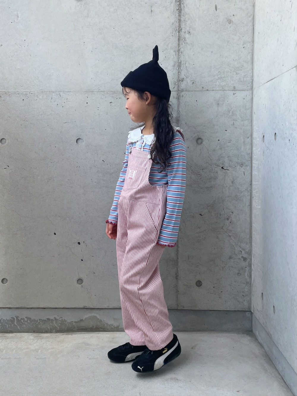 ブラック系のスニーカー、ブルー系のトップス、レッド系のオールインワン・サロペットを着用したキッズの夏コーディネートの2枚目の写真