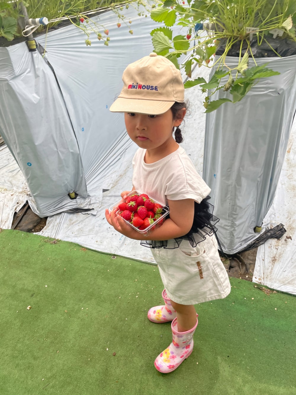 ホワイト系のスカート、ホワイト系のTシャツ/カットソー、ホワイト系のスニーカーを着用したキッズの春コーディネートの5枚目の写真