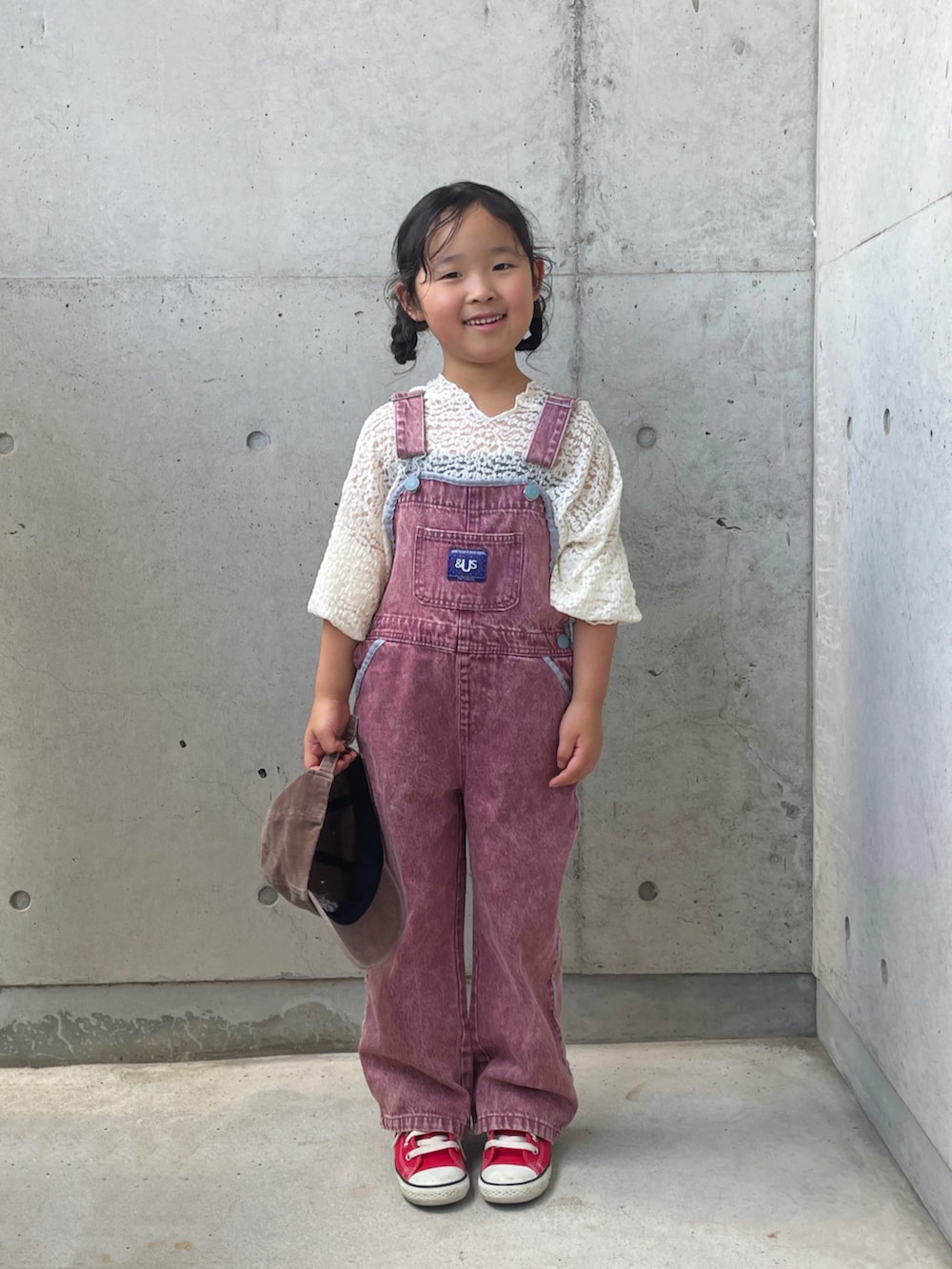 ホワイト系のTシャツ/カットソー、レッド系のスニーカー、レッド系のサロペット/オーバーオールを着用したキッズの秋コーディネートの3枚目の写真