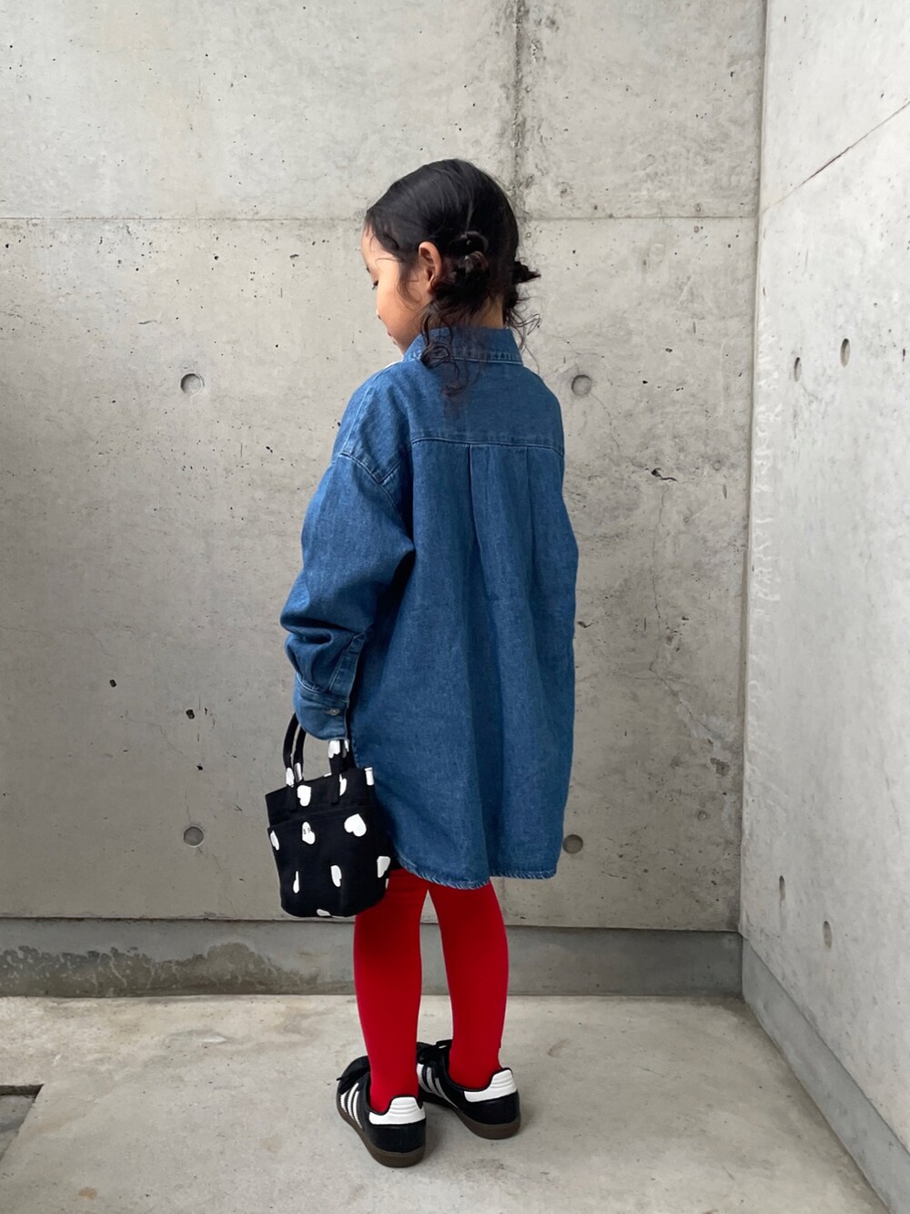 ブルー系のシャツ/ブラウス、ホワイト系のTシャツ/カットソー、ブラック系のショルダーバッグを着用したキッズの秋コーディネートの5枚目の写真