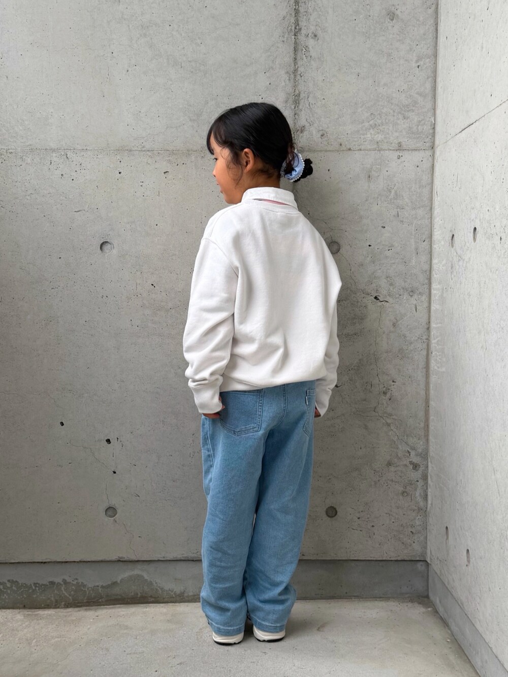 ホワイト系のトップス、ホワイト系のバックパック/リュック、ホワイト系のスニーカーを着用したキッズの秋コーディネートの5枚目の写真