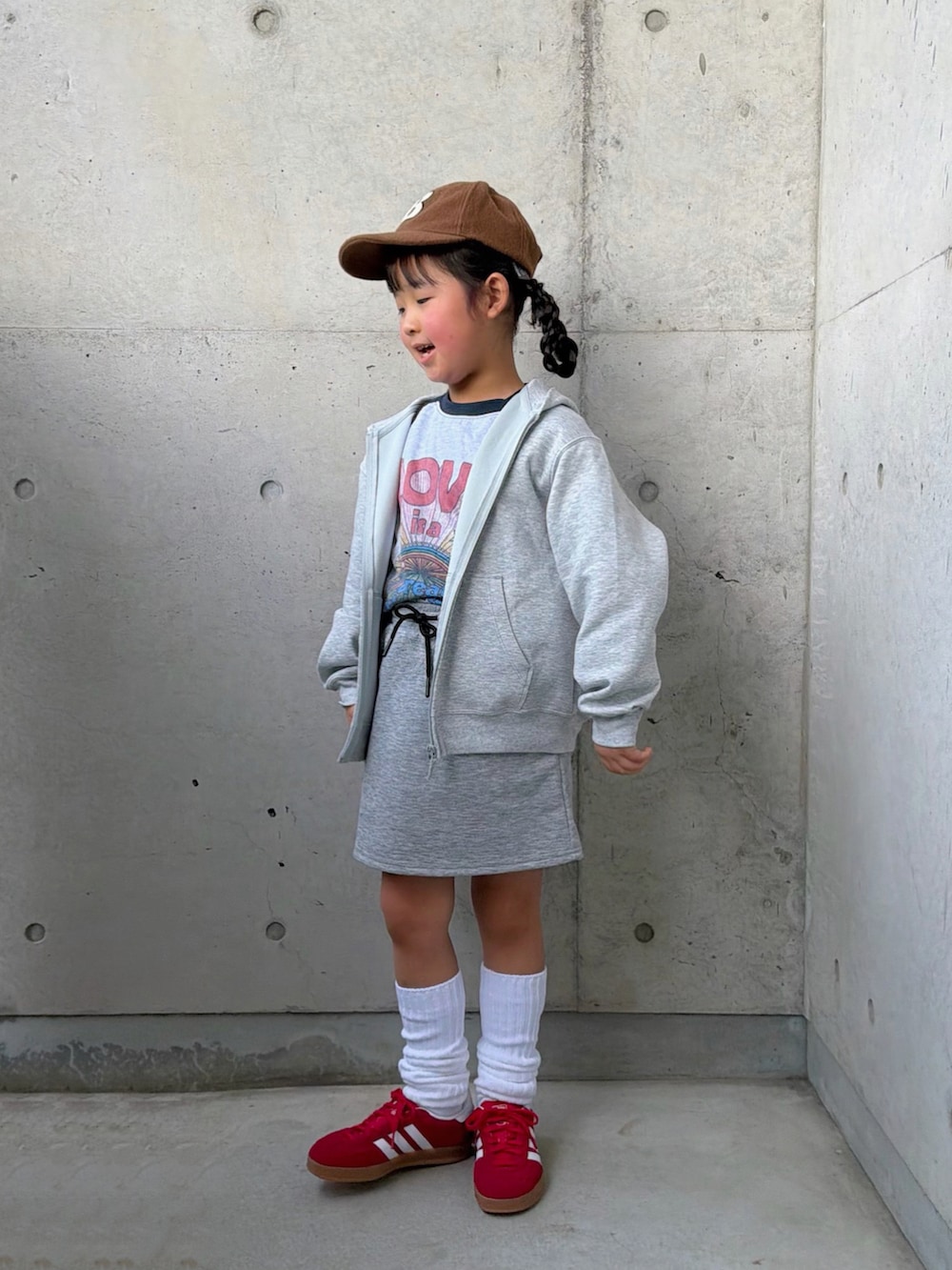 レッド系のスニーカー、グレー系のパーカー、グレー系のTシャツ/カットソーを着用したキッズの春コーディネートの4枚目の写真