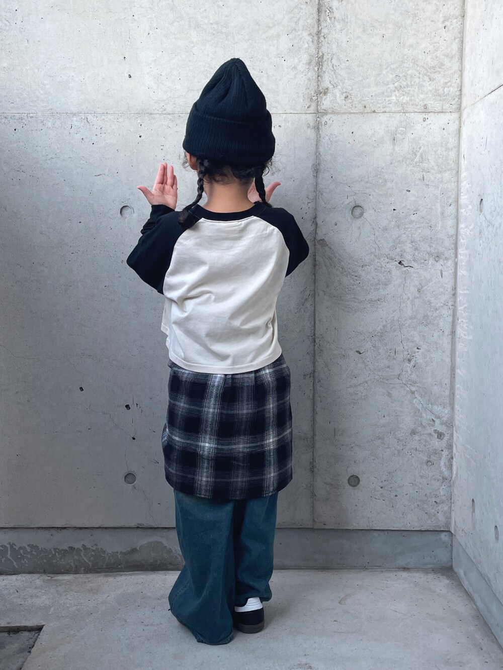 ホワイト系のトップス、ブラック系のシャツ/ブラウス、ブルー系のパンツを着用したキッズの秋コーディネートの4枚目の写真