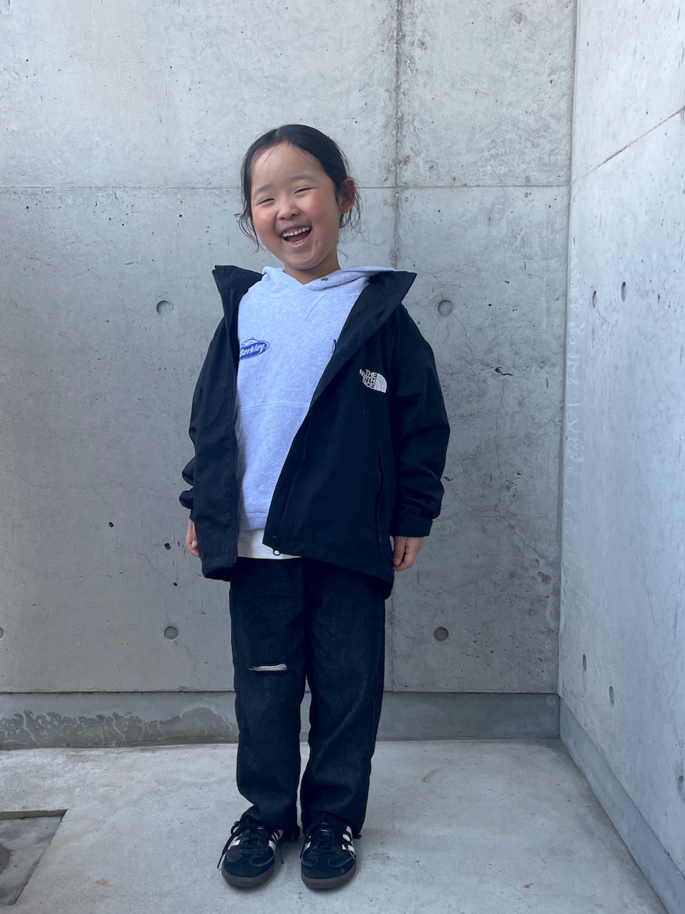 ブラック系のシューズ、グレー系のスウェット、ブラック系のパンツを着用したキッズの冬コーディネートの5枚目の写真