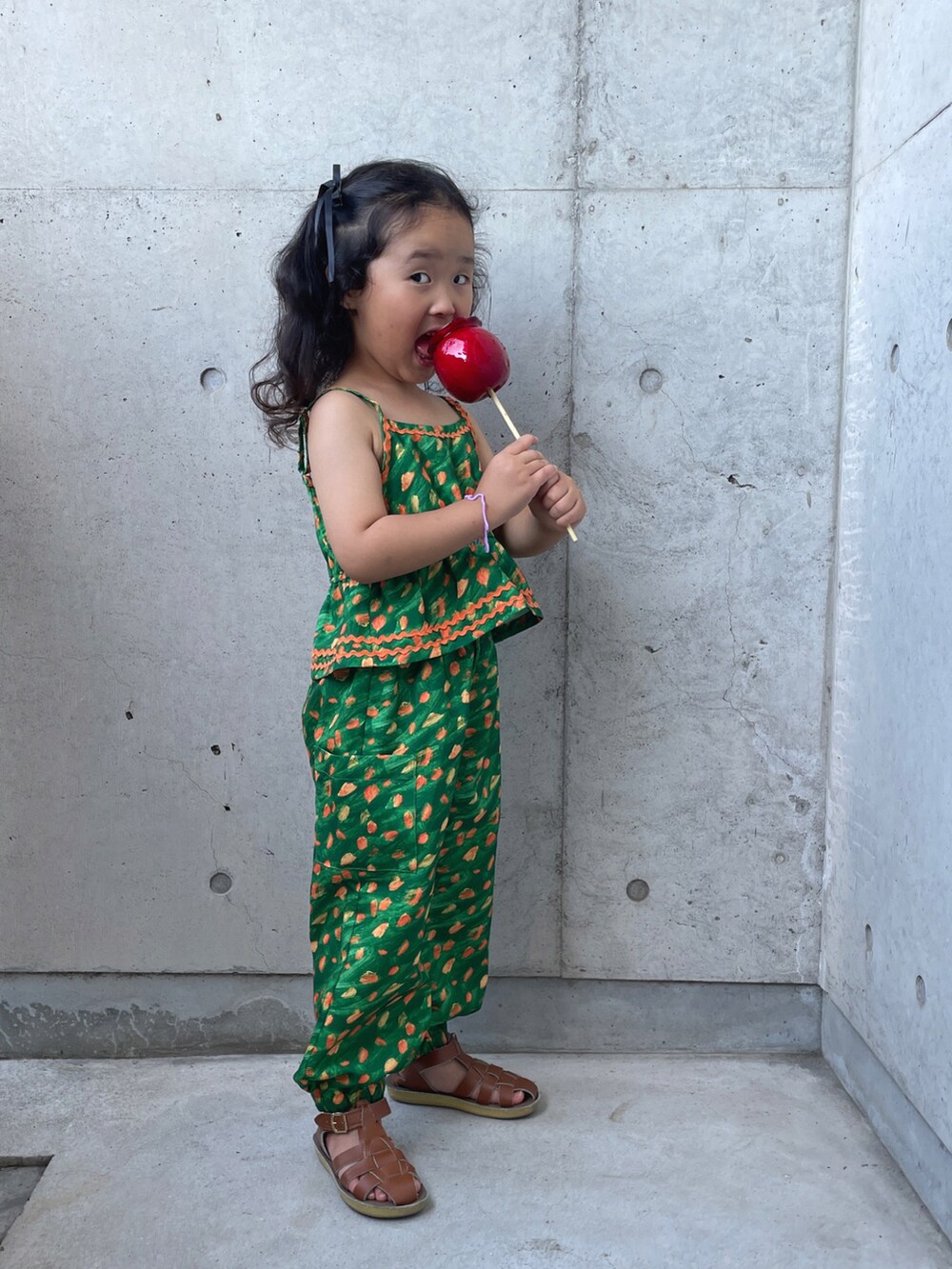 グリーン系のその他パンツ、ベージュ系のサンダル、グリーン系のキャミソールを着用したキッズの夏コーディネートの3枚目の写真