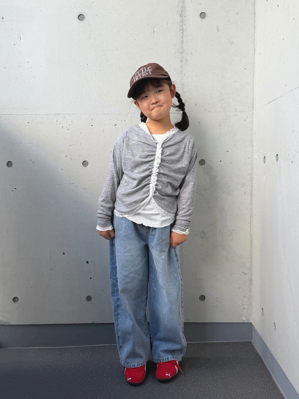 ブルー系のデニムパンツ、グレー系のTシャツ/カットソー、ホワイト系のTシャツ/カットソーを着用したキッズの秋コーディネートの3枚目の写真