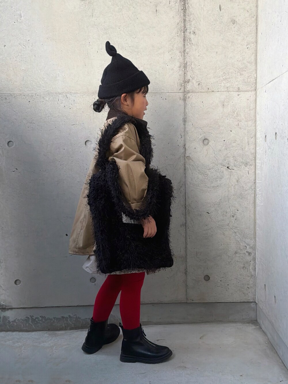 ベージュ系のスウェット、ベージュ系のスカート、ブラック系のトートバッグを着用したキッズの秋コーディネートの4枚目の写真