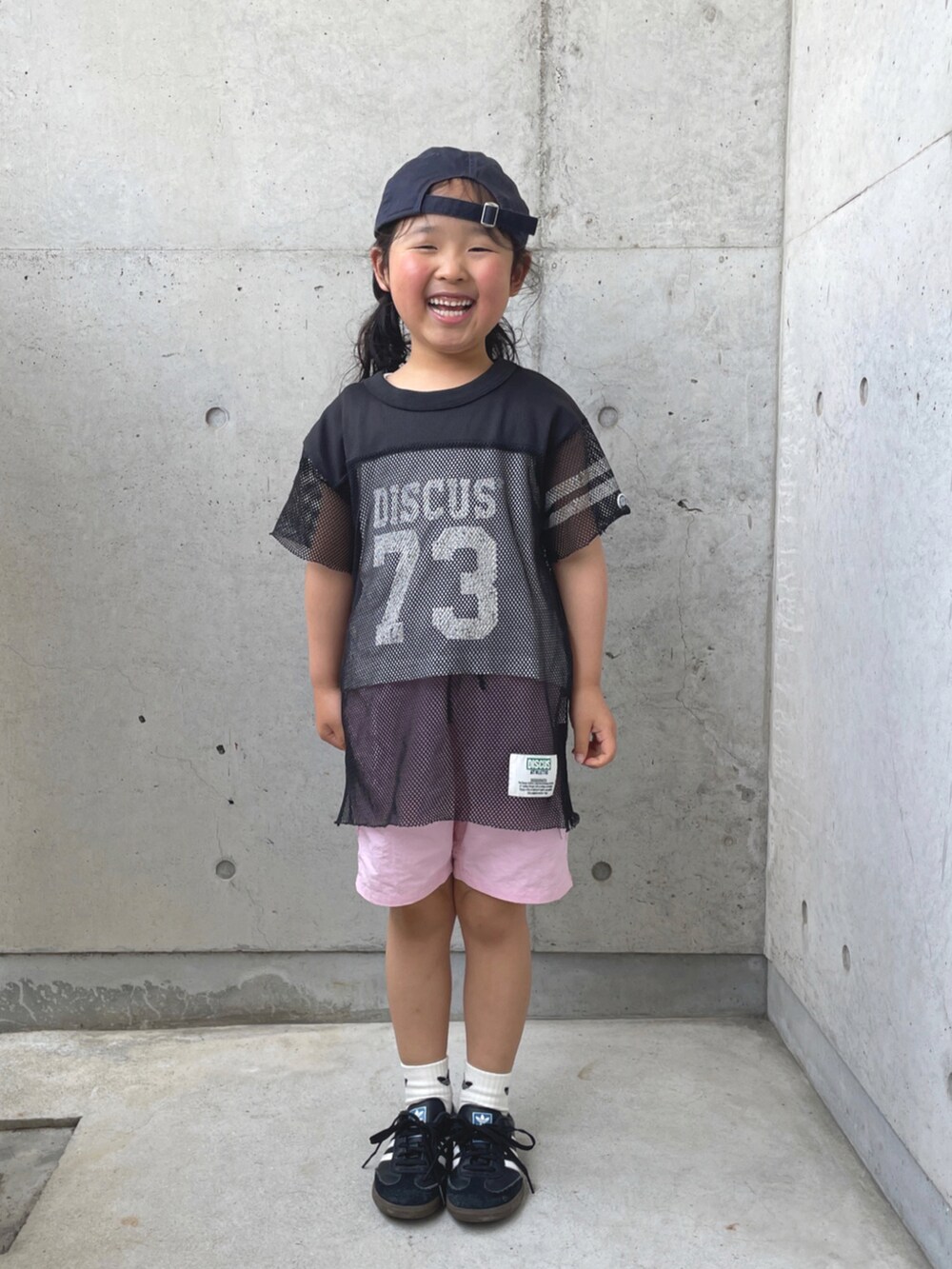 「adidasのサンバ OG キッズ / Samba OG Kids（シューズ、ブラック系）」を使った、ioooさん（キッズ・110cm）の春コーディネートの2枚目の写真