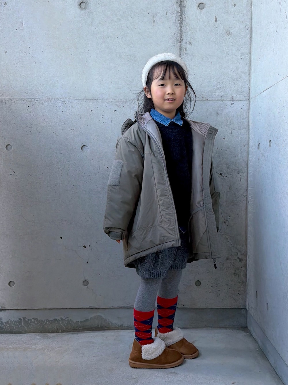 ブラック系のニット/セーター、ブルー系のシャツ/ブラウス、グレー系のその他パンツを着用したキッズの冬コーディネートの5枚目の写真