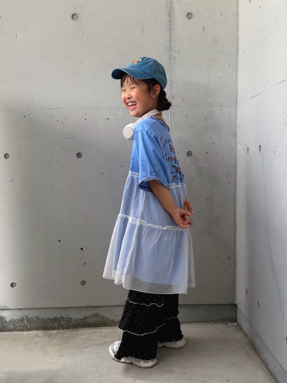 ブラック系のその他パンツ、ブルー系のワンピース、シルバー系のスニーカーを着用したキッズの夏コーディネートの2枚目の写真