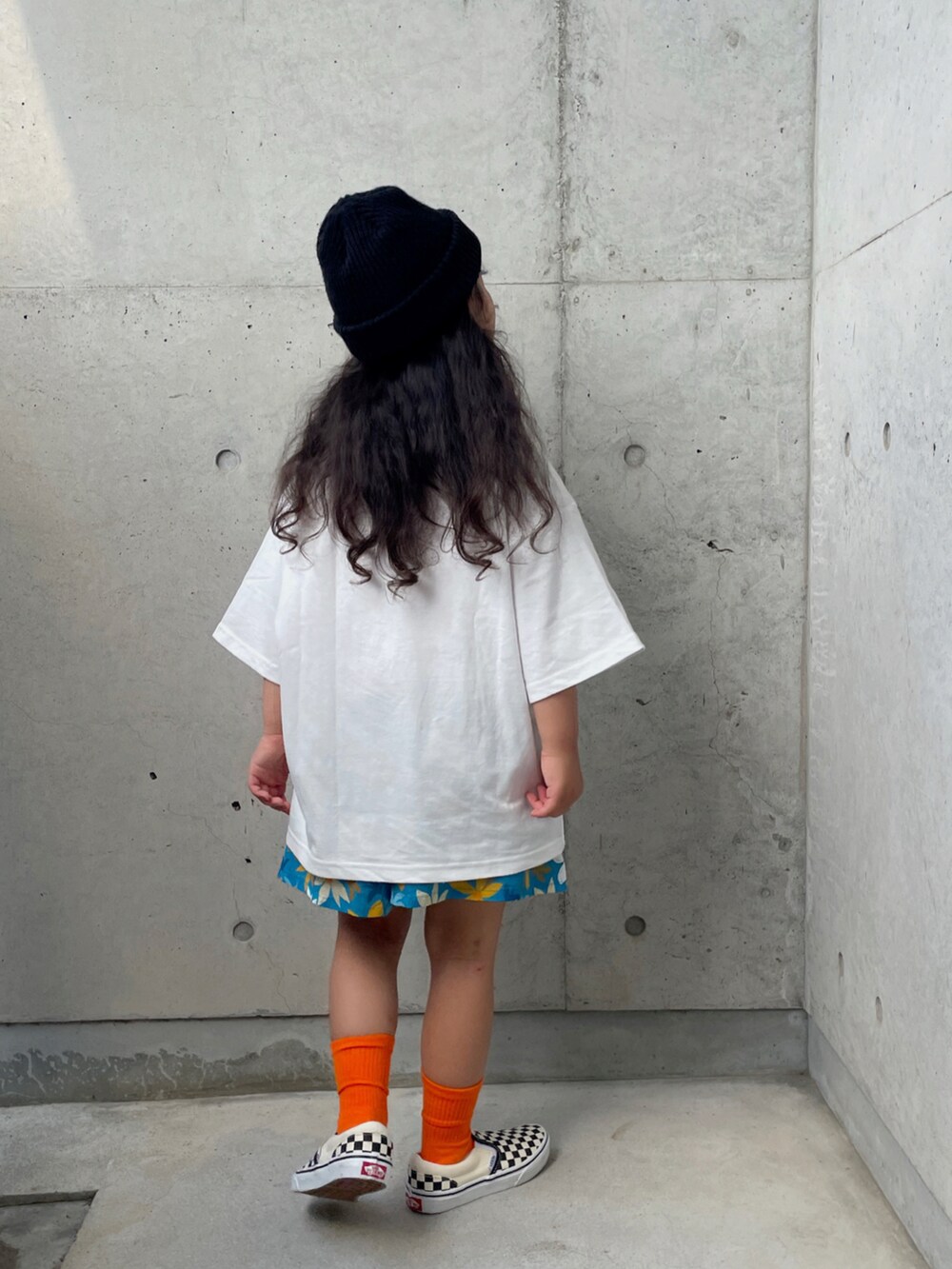 ブラック系のスリッポン、ホワイト系のTシャツ/カットソー、ブルー系のその他パンツを着用したキッズの夏コーディネートの3枚目の写真