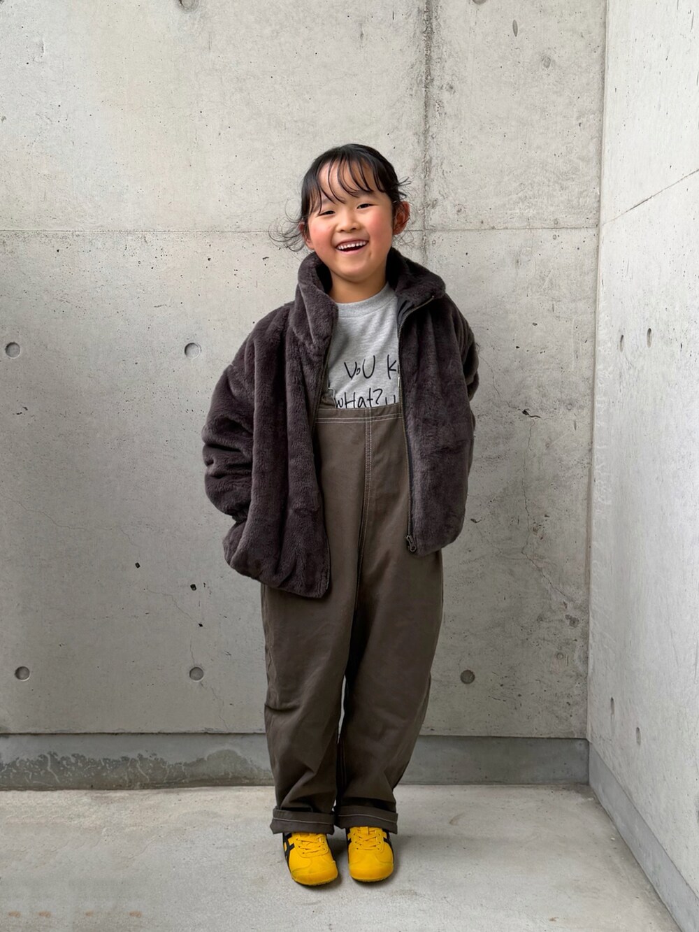 グレー系のサロペット/オーバーオール、グレー系のTシャツ/カットソー、グレー系のブルゾンを着用したキッズの冬コーディネートの4枚目の写真